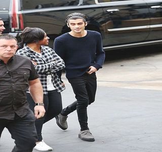 — Degetele sale întâlnesc tastele, formând textul: “A câștigat premiul cel mare, dar jocul; nici n-a început.” Fără a sta pe gânduri, trimite respectivul mesaj, urmat bineînțeles de următoarea completare: “Ghicitoare. Patru litere.” trimisă și aceasta la rândul ei. Faptul că prin respectiva 
