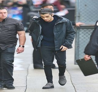 — Băgare în seamă realizase de fapt un apropo referitor la propria persoană, îi cauzează; extinderea rânjetului care treptat preia formele unui zâmbet, odată ce gândurile că aceasta ar putea sau nu să se prindă de expeditorul celor două mesaje.
