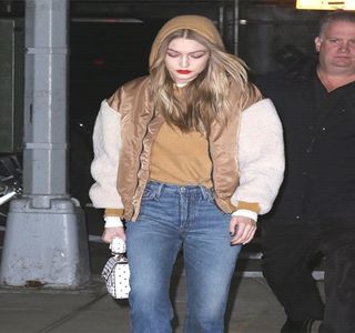 — Îi stârneşte totuşi curiozitatea, fapt datorită căruia, unul dintre braţe şi-l lungeşte în direcţi; propriu-zisă, fără a-şi ridica deocamdată privirea de peste rânduri. Captivată fiind, revendică  dispozitivul, iar imediat ce îl aduce în dreptul ochiilor, într-o manieră impasibilă îşi
