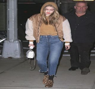 — Coboară privirea asupra notificării. De altfel, se pare că numele care apare pe ecran îl; găseşte mult mai interesant decât cartea pe care o citea, căci, în aceeaşi secundă în care constată cine este persoana de la care primise mesajul, un fior îi străbate întreg corpul,
