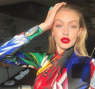 — Determinând-o să lase cartea deoparte. Astfel, se ridică în şezut, lăsându-şi ochelarii; pe vârful nasului, abia atunci când deblochează telefonul şi citeşte mesajele primite, un zâmbet îi acaparează buzele numaidecât. Petrece câteva secunde pentru a se gândi la un răspuns
