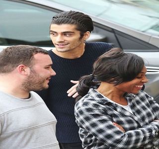 — Aflat în așteptarea unui posibil răspuns, acompaniat de o rapiditate dorită, privirea și-o; aruncă prin jur, analizând diferite colțuri ale camerei, constatând abia acum că nu reușise să recurgă la acest lucru încă de la sosirea sa. Cuprins într-o multitudine de gânduri, în clipa în care
