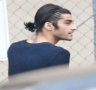 — Telefonul îi vibrează în propriile palme și luminarea automată a ecranului are loc, atenția; îi cade asupra acestuia, zărind instant unul dintre răspunsuri, mai precis o reacție. Deblocarea respectivului obiect are loc apoi, având ca imediat după să citească acele cuvinte, cuvinte care îi
