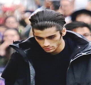 — Final primește răspunsul dorit, semn că blonda se prinsese de mica lui glumă, își eliberează; buza pe parcurs ce colțul gurii și-l curbează lejer. “Incredibil,” prelungește cel de-al treilea i, urmând să trimită respectivul mesaj, acompaniat la scurt timp de următorul: “Oare cum ai ajuns s-o
