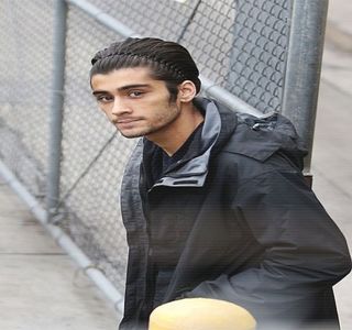 — Ghicești din prima?” căruia îi atribuie unul dintre emoji-urile ce se strâmbă. Ulterior,; printr-un avânt, se ridică doar pentru a ajunge în șezut, degetele trecându-și-le peste tastatura ecranului pentru a compune un alt mesaj, al treilea de altfel. “Ce faci?”
