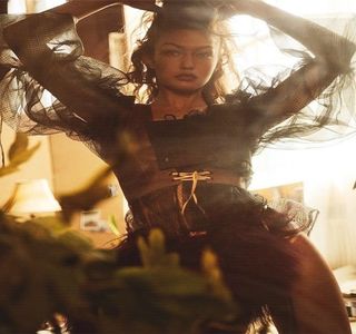 — Având telefonul încă între degete, precum şi privirea aţintită asupra ecranului, zâmbetul; prezent pe buze i se extinde în urma reacţiei acestuia, mesajele citindu-le destul de rapid. Când ultimul dintre acestea apare la rândul lui, ezită în primă instanţă să răspundă,
