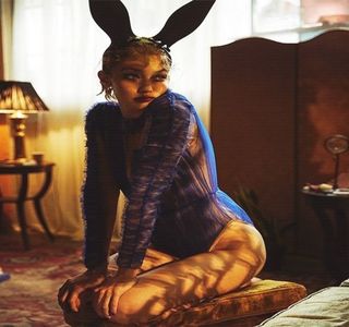 — Aruncând întâi o privire asupra cărţii tocmai închise care se afla în pat lângă ea. Astfel,; se întreba acum dacă ar trebui să fie sinceră cu el şi să-i spună adevărul, în speranţa că nu avea să fie considerată plictisitoare, sau dacă ar trebui să inventeze pur şi simplu o minciună
