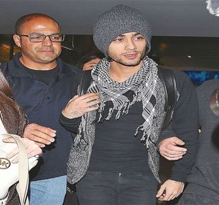 — Cotul brațului drept și-l rezemă de genunchi pentru susținere iar privirea lui continuă a fi; marcată de ecranul telefonului, aflat în așteptarea răspunsului ei, care, destul de rapid apare. Pe moment însă, sprâncenele i se arcuiesc, surprins fiind de acțiunea exercitată până în clipele
