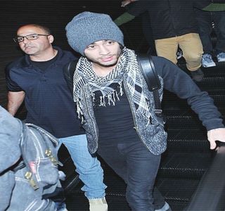 — Blondei. “Ce citești?” Urmează de altfel imediata lui curiozitate, o alta. Chiar dacă; schimbul lor de mesaje abia începuse și se dovedea a fi unul succint, același zâmbet îi recapătă prezența pe buze, în respectivele clipe ba chiar recitind mica lor conversație. Asta până în clipa în
