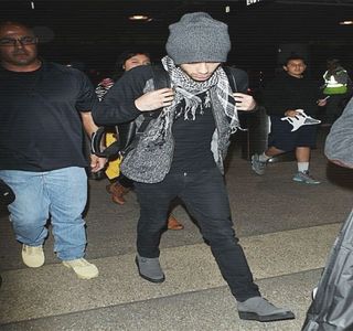 — Care o totală schimbare are loc la nivelul propriei fețe în secunda în care este anunțată; primirea unui alt mesaj prin coborârea barei de notificare, stare brusc schimbată din cauza numelui expeditorului, unul simplu, dar cu un impact agravant. Inconștient apasă pe respectivul mesaj care
