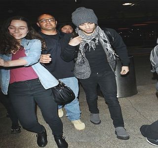 — Automat îl poartă spre conversația deja existentă dintre el și Josephine. Simpla întrebare,; compusă din doar două cuvinte ajunge recitită de câteva ori în mod constant, urmând ca la scurt timp să și părăsească respectiva conversație, în același mod inconștient. În urma acumulării aerului în 
