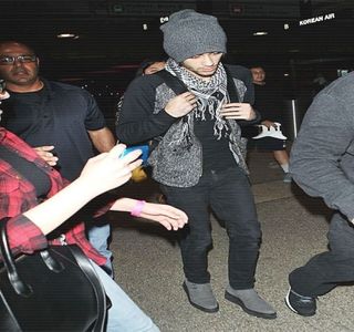 — Piept, totuși, ajunge din nou prezent în cadrul conversației. Inițial tastează câteva răspunsuri,; unele dând dovadă de afirmații iar altele de negații, până ce sfârșește prin a-l trimite pe cel mai potrivit. “Te interesează pentru că?”
