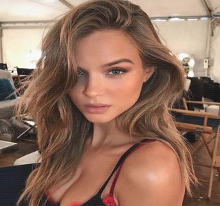 — Una peste cealaltă. Fără a mai aştepta vreun minut în plus, iniţiază un alt mesaj la; adresa lui, degetele mişcându-se cu o rapiditate enormă de această dată. „Fiindcă mă interesează pur şi simplu, cum adică pentru?” Trimite mesajul menţionat anterior, însoţit totodată de
