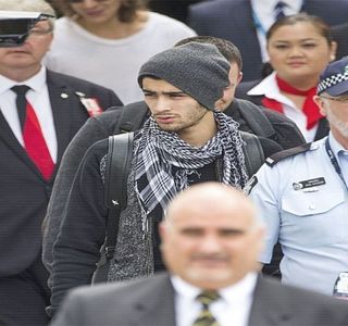 — Ele. Constată abia după câteva secunde concentrate că de fapt ajunsese pierdut în; propriile gânduri când reprivește ecranul și sesizează primirea altor două mesaje, bineînțeles venite din partea acesteia. Deși le recitește preț de câteva secunde, ceea ce reușește să construiască se
