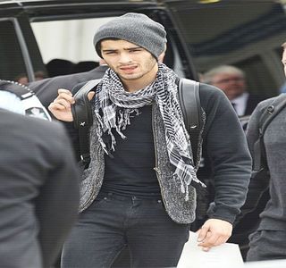 — Dovedește a fi un mesaj care, totuși, nu exprima în întregime gândurile sale sau ceea; ce ar fi dorit să-i comunice. “Ce cred eu e că ai greșit mai mult decât sigur numărul. Pe cine cauți mai exact? Pentru că eu nu țin minte să mă fi chemat cumva Noah.” Din dorința de a-i copia
