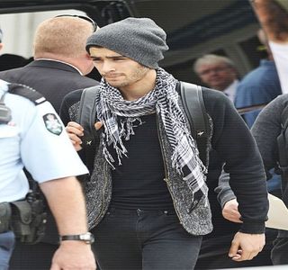 — Atitudinea, completează prin aceleași două puncte însoțite de câteva paranteze. Își; recitește mesajul având să constate la scurt timp modul prostesc în care acesta sunase, fapt pentru care capul și-l lasă câțiva centimetri pe spate imediat ce pleoapele și le închide.
