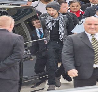 — Își apropie însă corpul ulterior de marginea parului, picioarele coborându-i pe podea, pe; când privirea în telefon. Vibrația oferită de acesta anunță un alt răspuns, însă acum primit din partea lui Gigi. Apasă pe respectivul, conducându-l iarăși spre acea conversație. Citește numele mult
