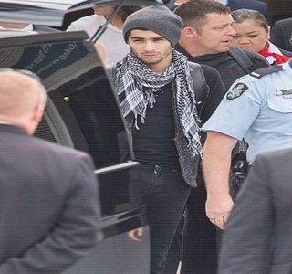 — Prea cunoscutului autor, dar și cel de-al doilea mesaj, care, surprinzător îi aduce pe buze; același zâmbet, chiar dacă în acele minute alte sentimente îl încărcau. “Știi cum zice Wilde, nu? Am gusturi simple, așa că mă mulțumesc cu ce-i mai bun.” Deși compune și expediază respectivul mesaj, 
