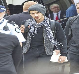 — Recurge la un altul. “Așa și eu, mă mulțumesc cu ea, ai putea-o face și tu. Ce zici?” Acestuia; îi completează un emoticon căruia lui îi inspiră o expresie dramatică, ușor tristă, prin închiderea pleoapelor.
