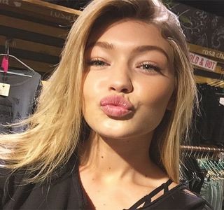 — Telefonului i se luminează din nou, fapt pentru care îşi coboară ochii curioasă. Vorbele; pe care urmează să le citească, pe lângă faptul că o amuză într-o oarecare măsură, pe de altă parte, o şi surprind oarecum, într-un mod plăcut, bineînţeles. Dorind să păstreze aceeaşi
