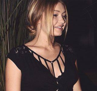 — Atmosferă între cei doi, îi compune următorul text: „Încerci să mă impresionezi prin; cunoştinţele tale?” făcând astfel referire la citatul reamintit de către el, ce îi aparţinea autorului propriu-zis.
