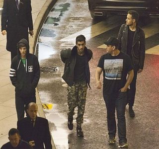 — De fapt mesajul menit lui Josephine fusese trimis către Gigi. “Rahat! Să-mi bag-“ Automat; se oprește din completarea acelei înjurături, timp în care una dintre palme ajunge pe propria-i față.
