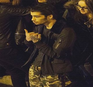 — Demonstrativ al celui anterior. “Îmi pare rău, chiar nu era pentru tine mesajul ăla.” Își; recitește propriul scurt text timp de câteva secunde înainte de a-și trece palma liberă peste față, de sus în jos, oftând. Îl trimite inevitabil, însă alege să formeze un altul drept urmare: “Nu ți-aș
