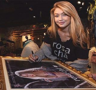 — Ating ecranul, începe să formeze următorul mesaj: „Înţeleg..yikes, pare că persoana; respectivă e în probleme.” la care adaugă un emoji ce denotă amuzament, ulterior având să-l trimită. Găsindu-se într-o postură puţin ciudată şi dorind să treacă peste subiectul abordat,
