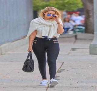 — Eliberând un mic surâs în consecinţă. Imediat, telefonul îi vibrează în mână, anticipând; o reacţie a brunetului cu privire la situaţia respectivă, însă de fapt sprâncenele i se arcuiesc uşor din moment ce constată adevăratul sens al mesajelor, anume o propunere.
