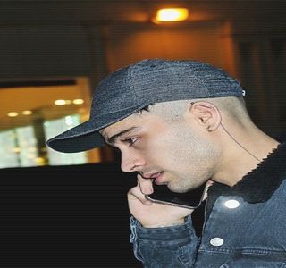 — Lasă ca respectivul mesaj să fie trimis, dar, dată fiind personalitatea sa, acestea sfârşesc; de fapt prin următorul: “Asta în cazul în care decizi să mergi în pijamale. Oricum, nu m-ar deranja. Rozul chiar te prinde bine. Şi să nu mai spun de pisicuţele alea.. Drăguţ.” Repetă iarăşi

