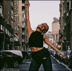 — Coboară din camera ei cu căștile în urechi și dând din cap pe melodiile pe care le asculta,; vechi de când era ea puștoaică =))). Se uită pe acolo și se îndreaptă spre bucătărie dând din cap.
