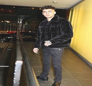 — Zâmbetul preluat anterior îi părăseşte curbura buzelor odată cu întrebările pe care mama sa; i le adresase. Nu îl enervau sau deranjau sub nicio formă, însă ajunsese a fi luat prin surprindere căci de obicei aceasta nu deţinea respectiva curiozitate în mod normal, nu din câte el cunoştea.
