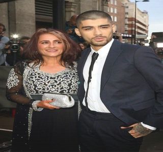 — Un zâmbet tipic îi răsare pe buze în clipa în care primeşte acea aluzie din partea lui,; determinând-o totodată să îşi scuture capul în mod negativ, gest concomitent cu rotirea jucăuşă a ochiilor. La scurt timp, privirea i se opreşte asupra aceloraşi trăsături faciale, ascultând în
