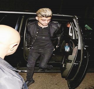 — Se prea poate spune că în primă instanţă ar fi crezut că mama sa i-ar fi oferit undă verde; de a părăsi locuinţa, însă ceea ce îl induce într-o surprindere totală, la propriu, se dovedeşte chiar ideea acesteia, una care îi produce şi o schimbare la nivel facial, buzele depărtându-i-se.
