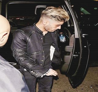 — Ochii i se bulbucă totodată însă în acelaşi timp rosteşte: “Mamă!” în mod exclamativ, printre; celelalte cuvinte ale acesteia. Conştientizând că replica nu-i fusese adresată cu răutate, buzele i se lipesc din nou, lungindu-şi-le doar pentru a crea un zâmbet, aerul fiindu-i eliberat
