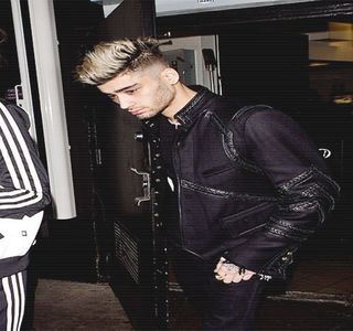 — Din timp în trecut doar din cauza faptului că bruneta era de origine hispanică, dar cu care; deşi rupsese din scurt conexiunea, propria sa mamă încă îi povestea de aventurile prin care trecuse alături de mama individei, şi, ba chiar, cât şi despre acesta. Suprimându-şi un râset inevitabil,
