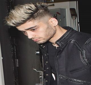 — Continuă la scurt timp, drept răspuns al urării ei: “Ne vedem,” urmând să părăsească fără; reţinere interiorul propriei locuinţe. Străbate aleea din faţa casei până ce paşii lui întâlnesc trotuarul, iar mai apoi asfaltul, apropiindu-se treptat de maşina de culoare albă a tatălui său,
