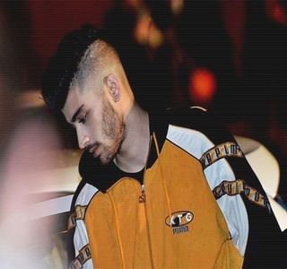 — Şoferului de pe acum, se rezemă cu grijă de capota acesteia, iar una dintre palme şi-o; introduce în buzunarul gecii pentru a o retrage apoi alături de telefon. După deblocare, conversaţia avută anterior cu blonda cu pricina preia întreg ecranul, observând că nu deţinea niciun nou
