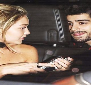 ━ În interiorul acesteia, iar imediat ce îl revendică şi citeşte mesajele primite din partea; cui se aştepta, un zâmbet tâmp i se croieşte pe buze, chiar înainte de a-i tasta un mesaj, menit să-i fie trimis drept răspuns. „Tic-tac, oare m-am răzgândit eu?” este ceea ce îi transmite,
