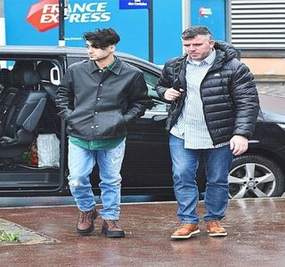 — Cu toate că atenţia sa rămâne oarecum concentrată asupra respectivei zone, de îndată ce; telefonul îi vibrează în palmă, privirea şi-o coboară automat. Aceasta îi trece peste respectivele cuvinte, citindu-le chiar de două ori, înainte de a fi nevoit să privească din nou în aceeaşi
