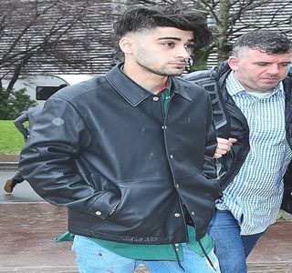 — Direcţie din cauza unui anumit zgomot. Contactul vizual dintre el şi Gigi se petrece abia; atunci când distanţa dintre corpurile lor se micşorează la iniţiativa blondei, căci el se afla încă sprijinit de capota maşinii. Sunetul pe care individa îl produce îi cauzează imediata arcuire
