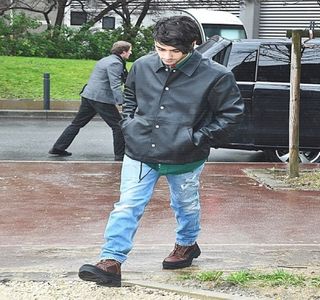 — A sprâncenei, dovedind astfel lipsa amuzamentului său. “Ups?” Îl repetă, dar sub forma; unei întrebări, strecurându-şi în acelaşi timp telefonul acum nefolositor în buzunarul gecii. Constatând că aceasta nu ar fi diminuat mai mult distanţa dintre ei, căci rămăseseră mai bine
