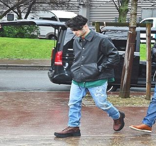 — De un metru între amândoi, privirea şi-o aruncă asupra siluetei ei, cu repeziciune analizând-o; înainte de a se ridica de pe respectiva capotă, prin îndreptarea corpului producând apoi o intenţionată apropiere. Cum deranjul nu exista iar el nu resimţea graba de a ajunge cât mai repede
