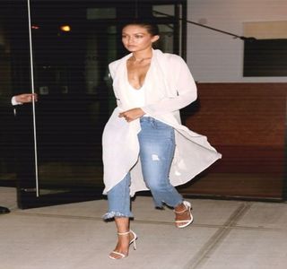 ━ Având să-i revină inconştient proptită pe suprafaţa pieptului său, cumva prin gestul; anterior ţinându-l la distanţă. „La târgul de Crăciun.” Îi reaminteşte, în ciuda faptului că el cunoştea lucrul respectiv, intuind astfel încercarea sa de a o tachina. Mai mult decât atât, în
