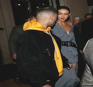 — Decide să menţină contactul vizual constant, chiar dacă din partea ei proveneau câteva; reţineri, lucru ce îi plasează pe buze acelaşi mic zâmbet, amuzat pe alocuri. De altfel, o altă oază de amuzament apare odată cu replica ce-i fusese întoarsă de către aceasta în cel mai direct
