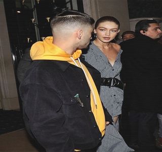 — Mod cu putinţă. Desigur, îşi abţine orice instinct de a râde sau de a zâmbi din nou şi astfel,; jucându-şi în continuare rolul, odată cu întrebarea ei finală, capul şi-l întoarce doar pentru a privi peste umărul drept, la fel producându-se apoi şi cu cel stâng. Abia când ochii lui îi
