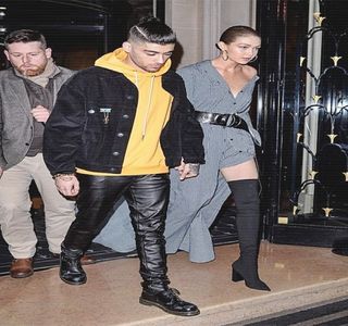 — Întâlnesc albastrul slab luminat din privirea acesteia, sprâncenele i se arcuiesc teatral.; “Cu cine vorbeşti? Nu mai văd pe nimeni altcineva pe lângă noi.” Preia respectiva stare de inconştienţă numaidecât, şi totuşi aceasta nu persistă, după dorinţa ta, căci în cele din urmă scapă
