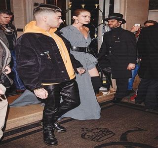 — Un râset, rămânând tăcut până ce îşi întoarce corpul pe lateral, indicând spre maşina aflată; până în acele clipe în spatele său. Aruncă eventual o altă privire spre aceasta, zâmbindu-i lejer. “Vrei să mă priveşti în continuare sau până la urmă îţi propui să ajungem acolo?”
