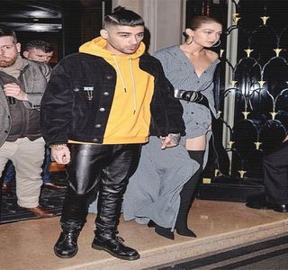 — Îşi strâmbă din instinct nasul, dar în acelaşi timp, pentru a nu-i induce o stare deranjantă,; adaugă: “Ştii.. din punctul meu de vedere, bine, asta dacă mă întrebi pe mine, nu m-ar deranja să te privesc oricum.” Pauza ce are loc apoi, devine o iniţiere pentru: “Arăţi bine, Jelena.”
