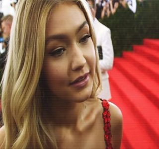 ━ „Plecăm sau.. mai stăm aici să ne facem complimente?” Zâmbetul prezent anterior, îi; revine din nou, iar odată ajunsă în dreptul uşii, îşi plasează palma pe mânerul portierei, aşteptând apoi ca acesta să îşi preia rolul şi să o descuie prin intermediul cheii. Mai mult decât atât,
